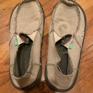 Mens beige sanuks size 9